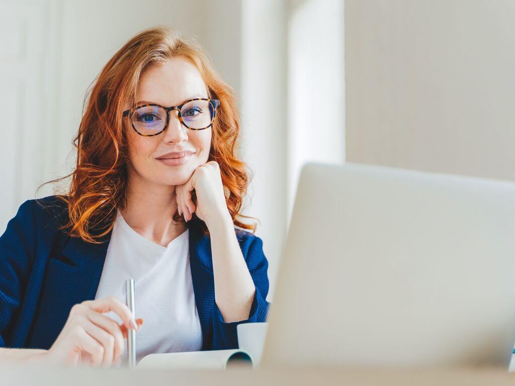 Landscape Smiling woman with laptop