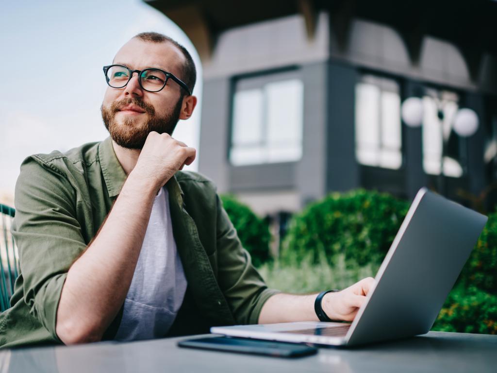 Person outside with laptop L