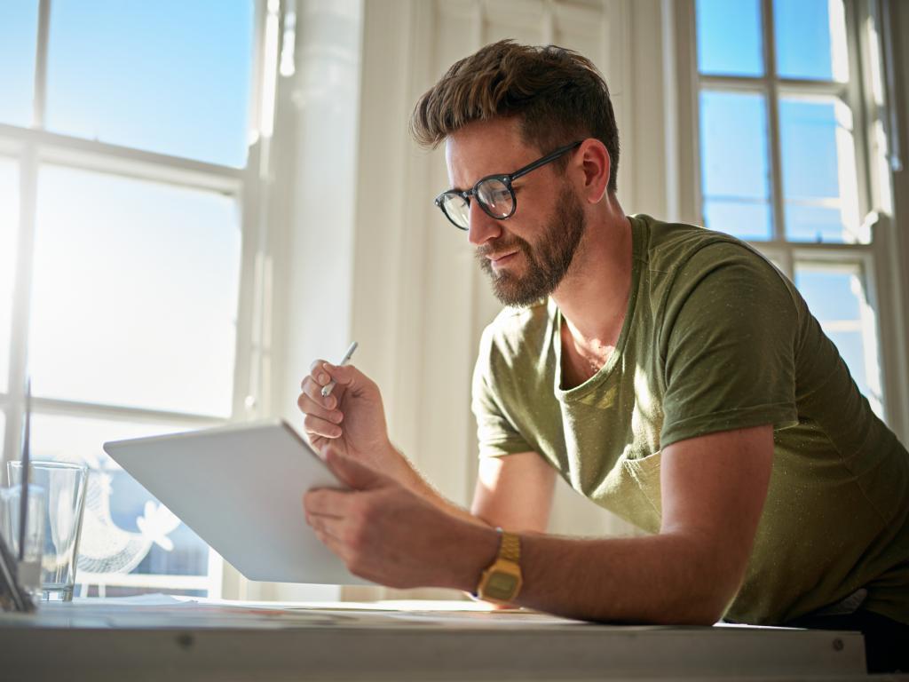 Person with tablet L